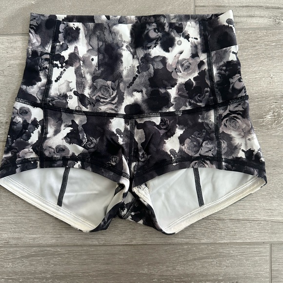 Lululemon shorts | Size 4 - Picture 1 of 3